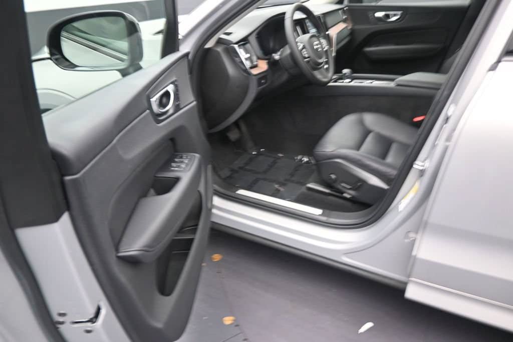 Certified 2024 Volvo XC60 B5 Plus AWD/4WD image 11