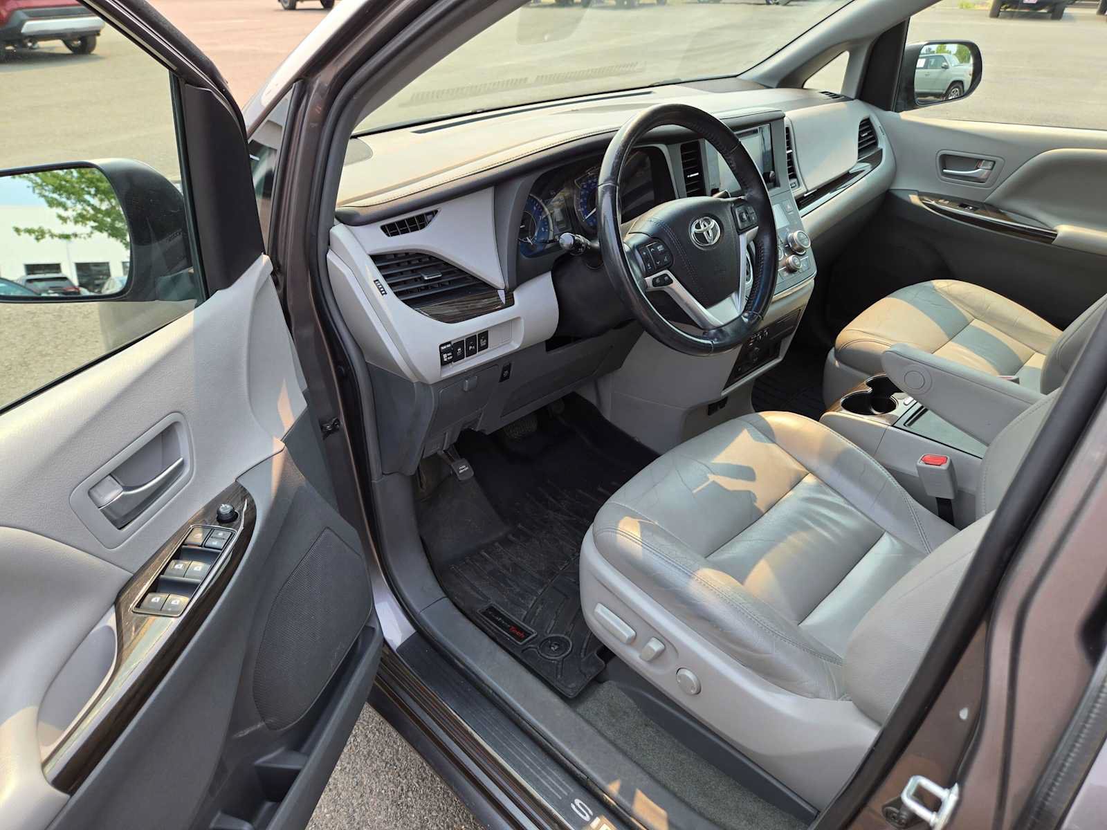 Used 2016 Toyota Sienna XLE Premium AWD/4WD image 19