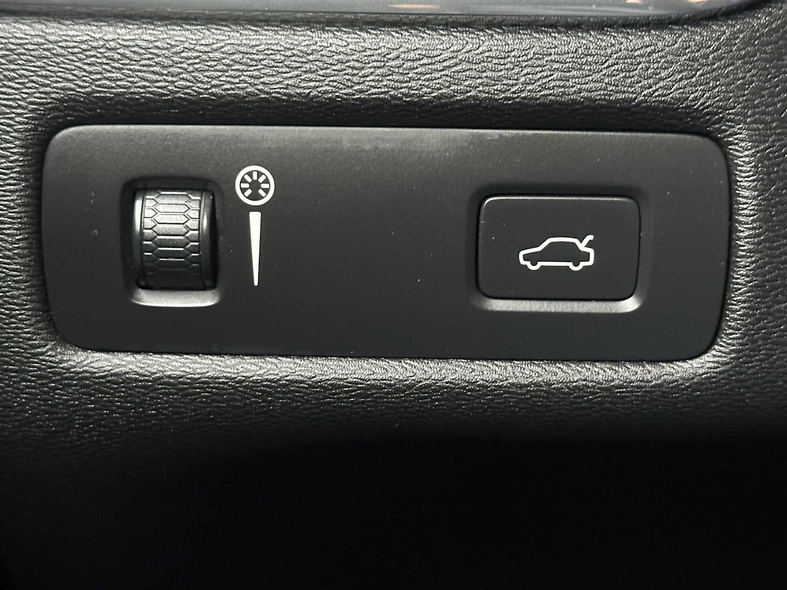 Used 2020 Volvo XC60 T5 Momentum image 32