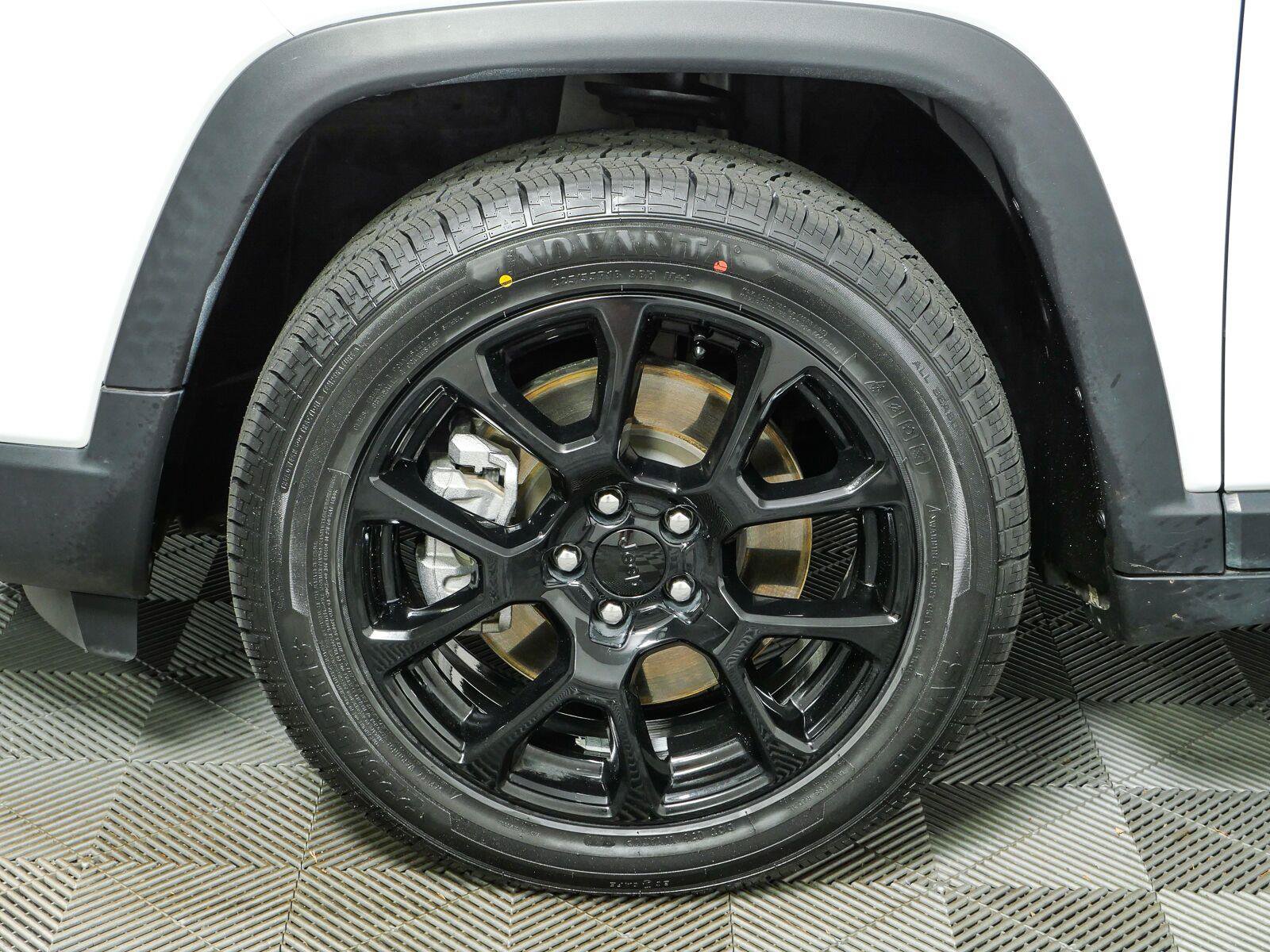 Used 2023 Jeep Compass Latitude w/ Sun and Sound Group AWD/4WD image 38