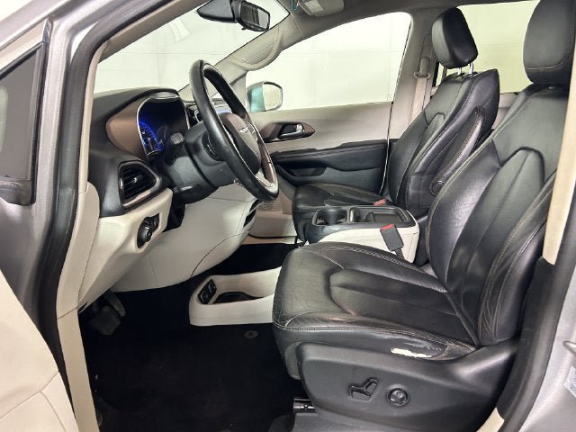 Used 2017 Chrysler Pacifica Touring-L FWD image 12