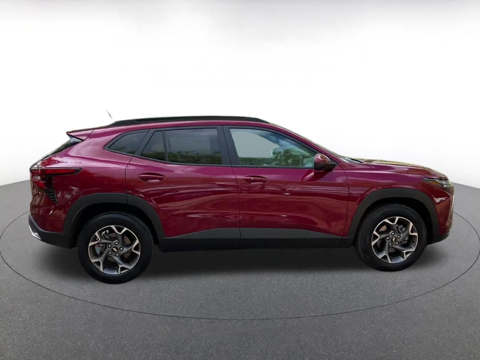 Used 2025 Chevrolet Trax LT w/ LT Convenience Package image 16