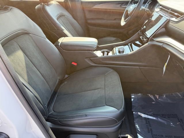 New 2025 Jeep Grand Cherokee Altitude image 13