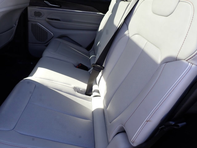 Used 2023 Jeep Grand Cherokee L Overland AWD/4WD image 17