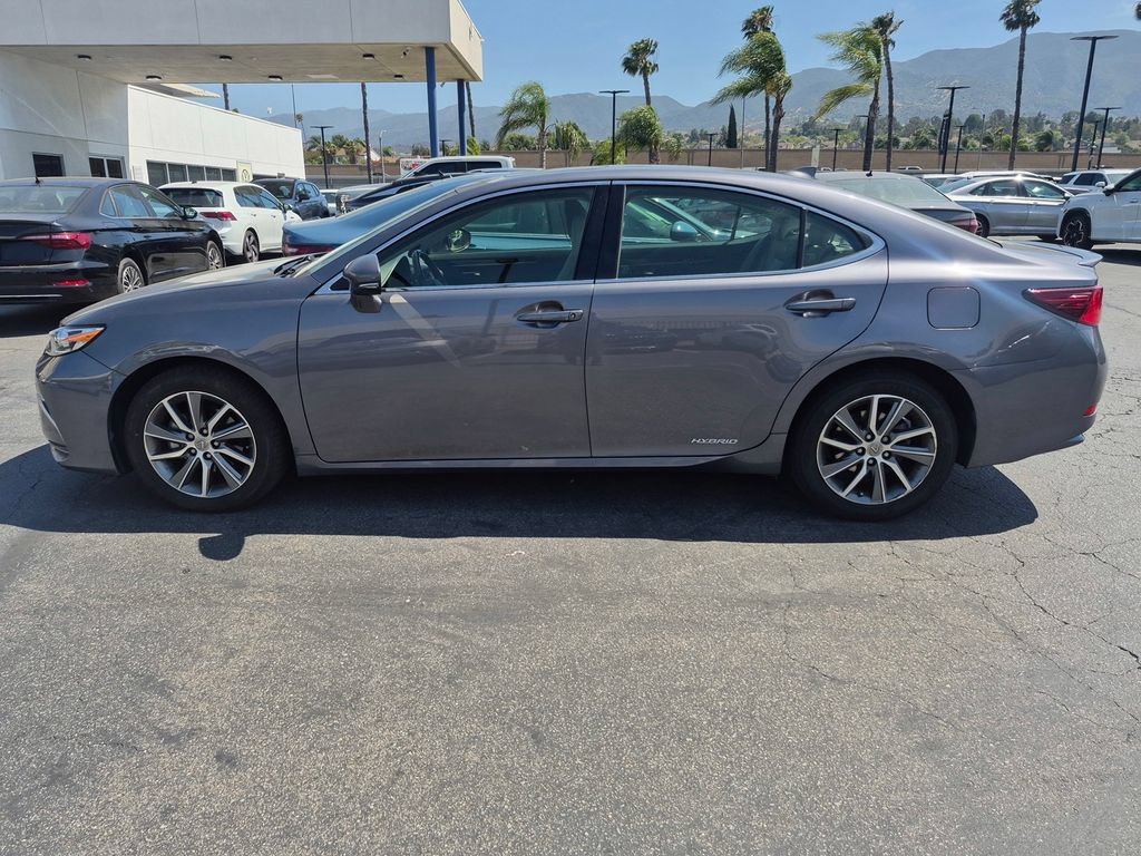 Used 2016 Lexus ES 300h w/ Luxury Package w/Wood Trim FWD image 4