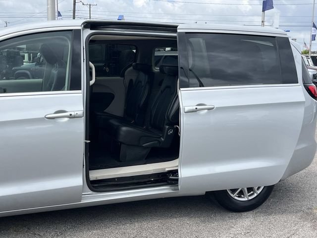 Used 2024 Chrysler Pacifica Touring-L FWD image 18