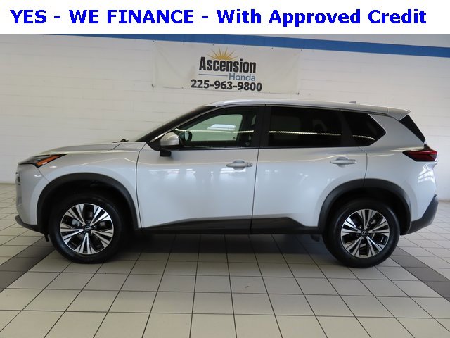 Used 2023 Nissan Rogue SV image 3