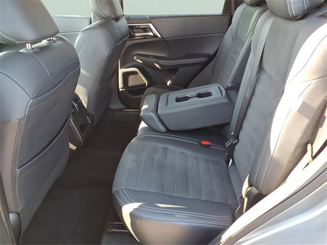 Used 2024 Mitsubishi Outlander AWD image 18