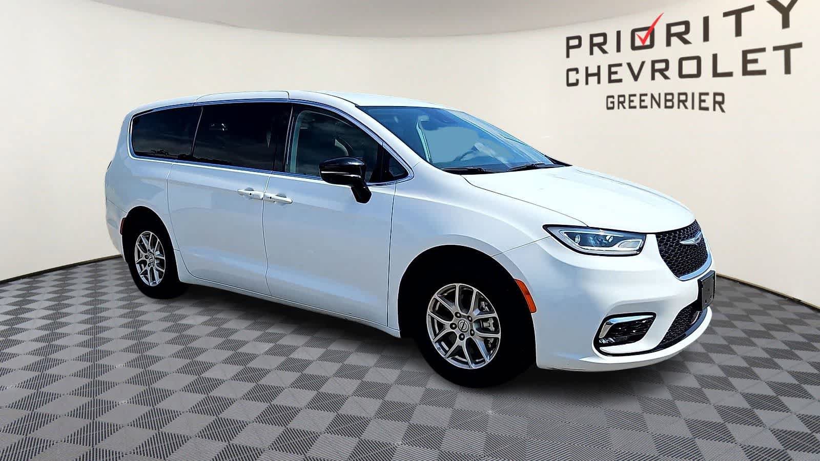 Used 2024 Chrysler Pacifica Touring-L FWD image 2