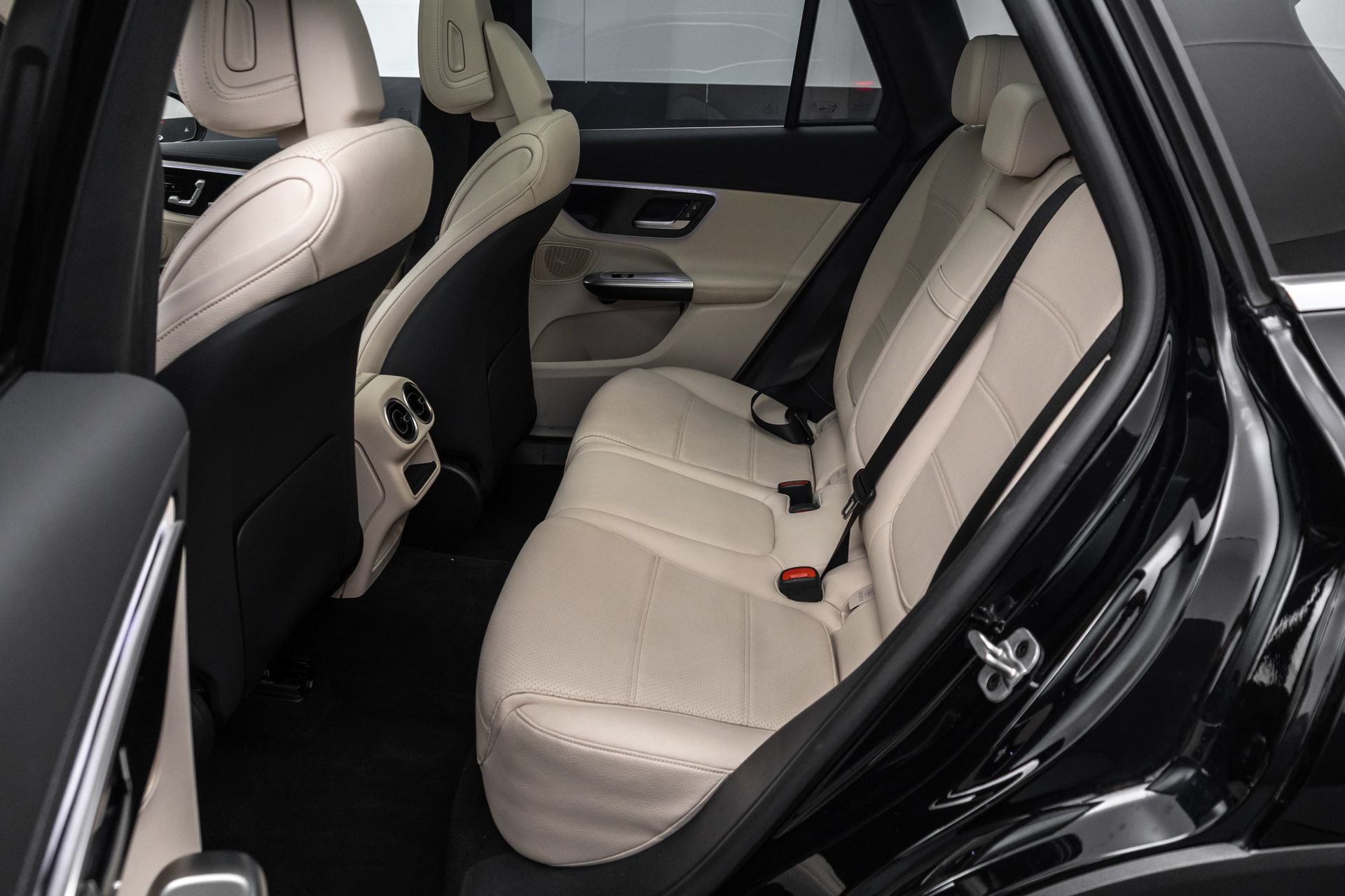 Used 2024 Mercedes-Benz GLC 300 4MATIC image 28