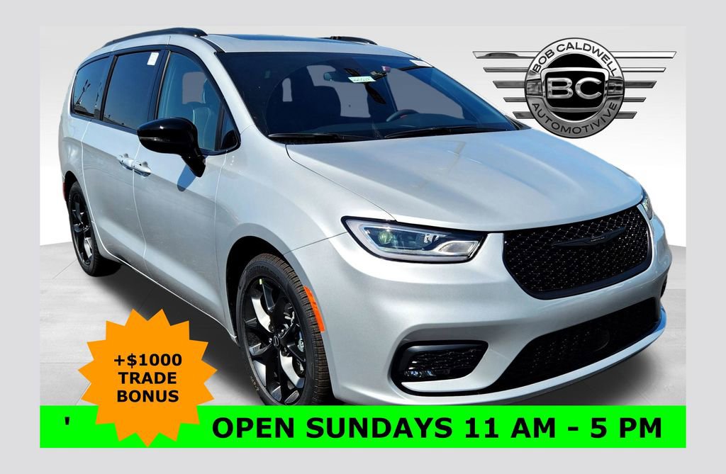 New 2026 Chrysler Pacifica Limited w/ Uconnect Theater Family Group