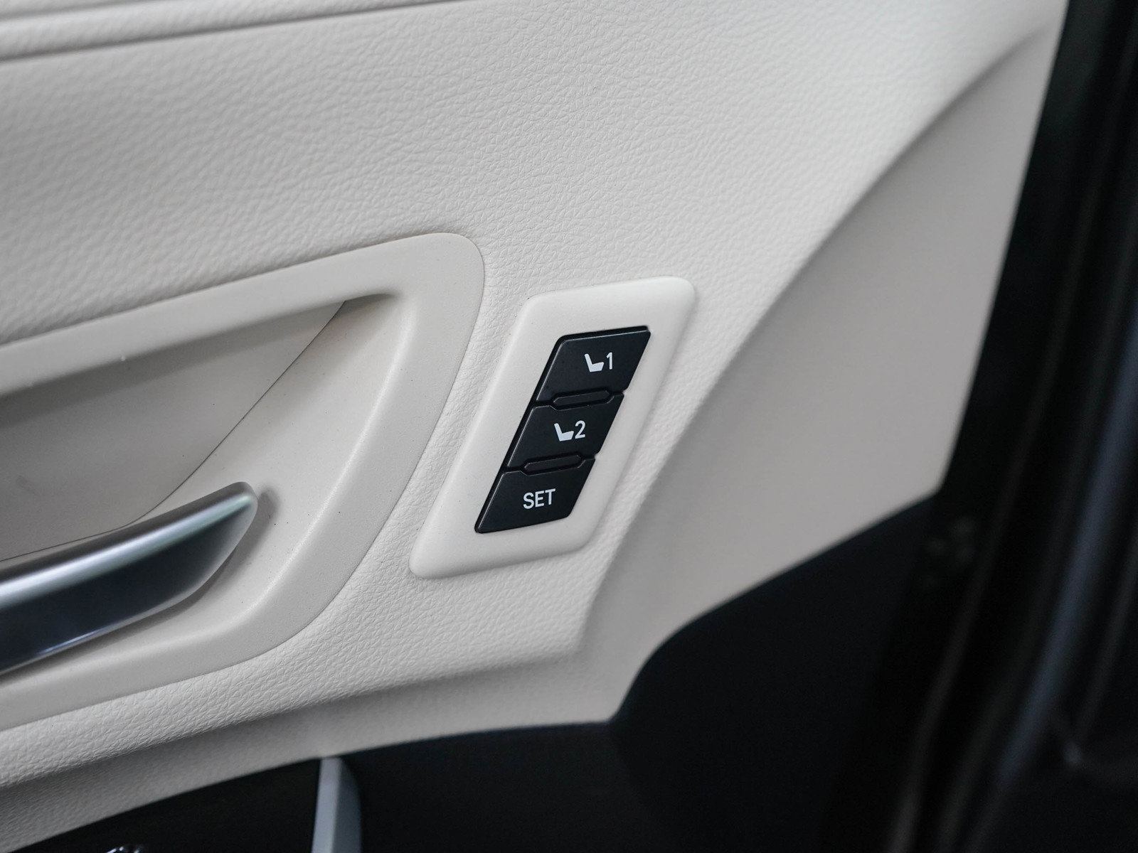 Used 2025 Toyota Sienna AWD image 26