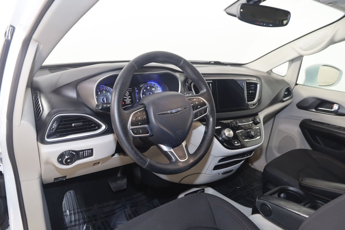 Used 2020 Chrysler Pacifica Touring FWD image 25