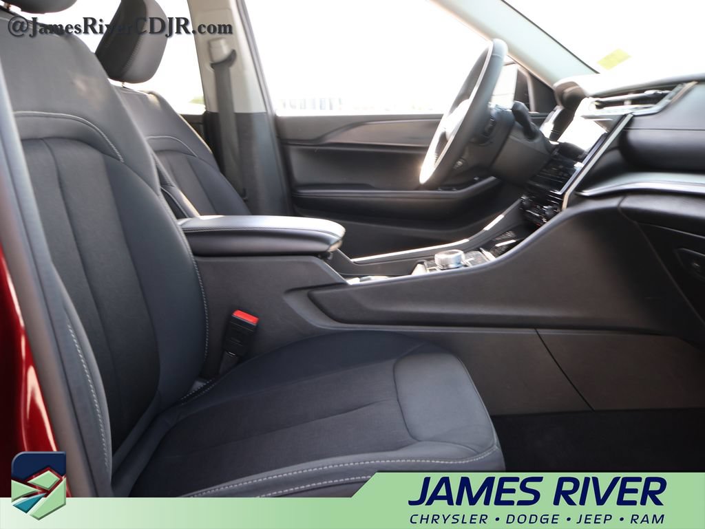 Used 2024 Jeep Grand Cherokee Laredo RWD image 9