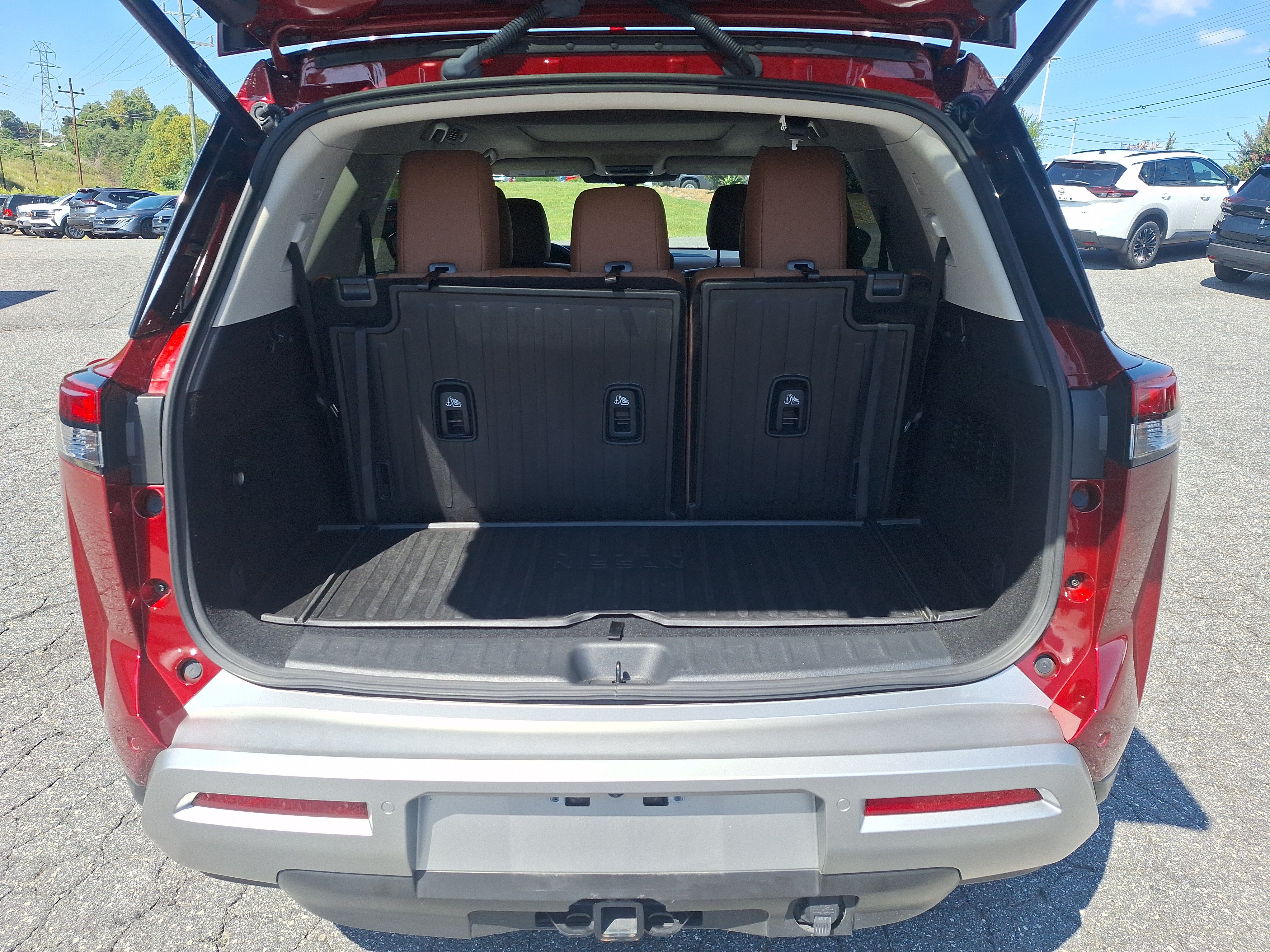 Used 2025 Nissan Pathfinder Platinum w/ Cargo Package FWD image 16