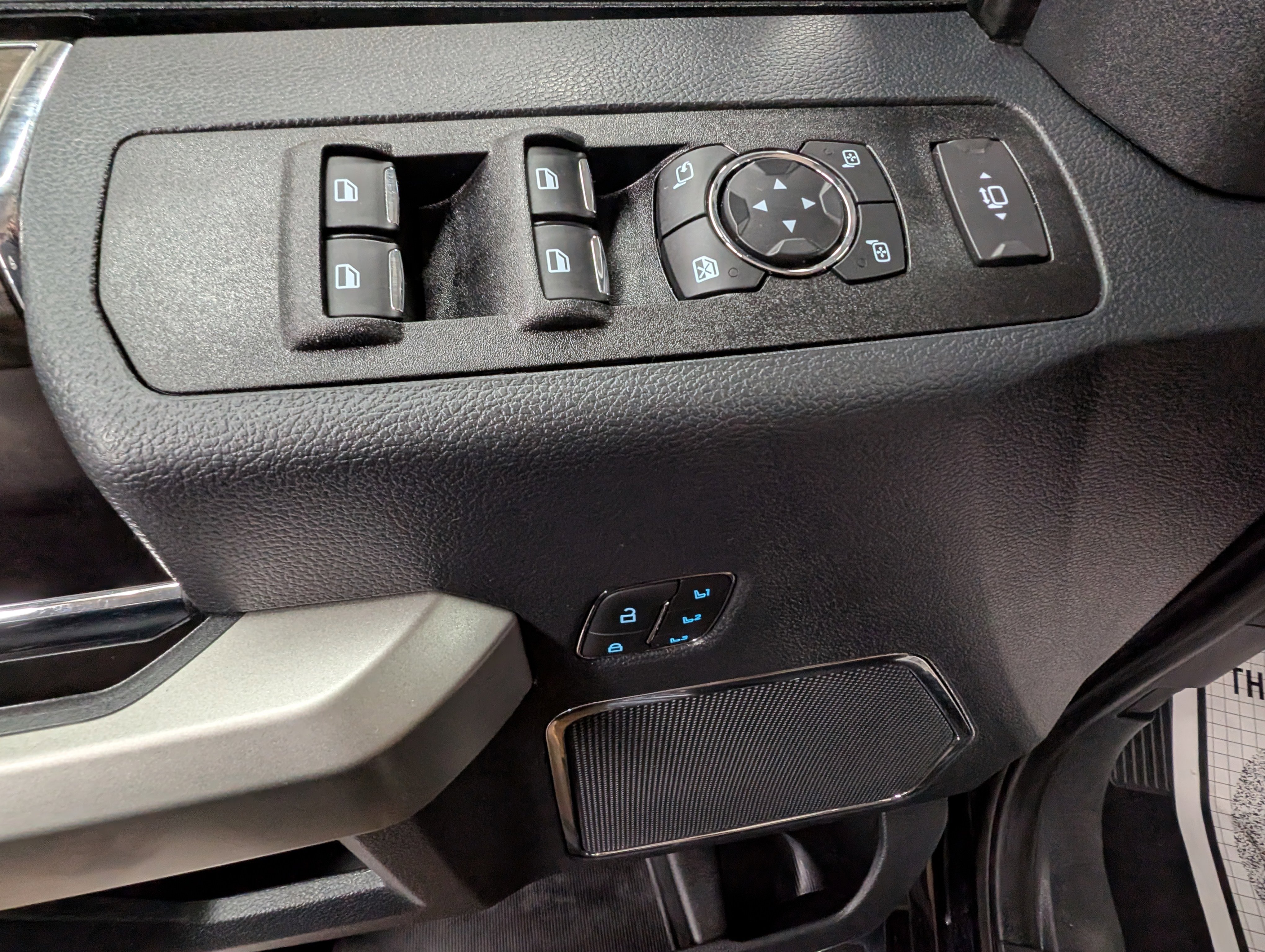 Used 2022 Ford F350 Lariat w/ Chrome Package image 13