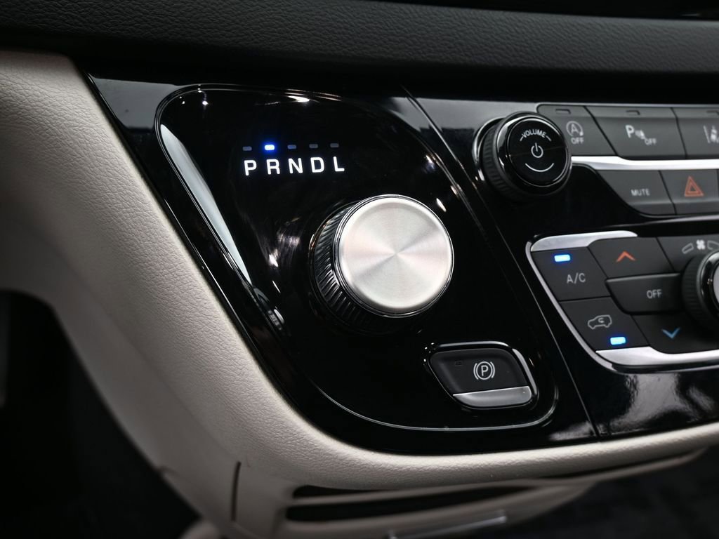Used 2023 Chrysler Pacifica Touring-L image 21