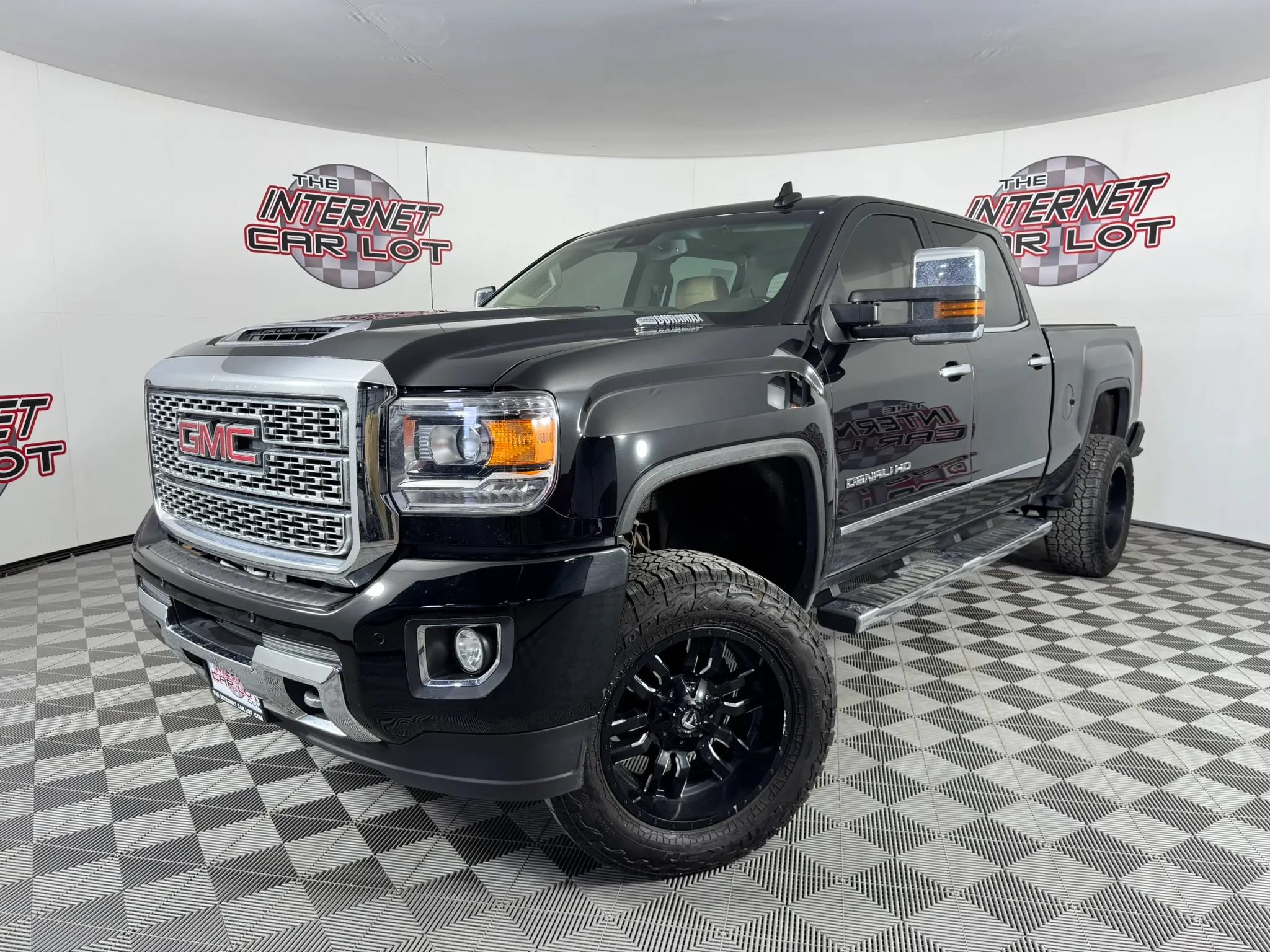 Used 2019 GMC Sierra 2500 Denali w/ Duramax Plus Package AWD/4WD image 1