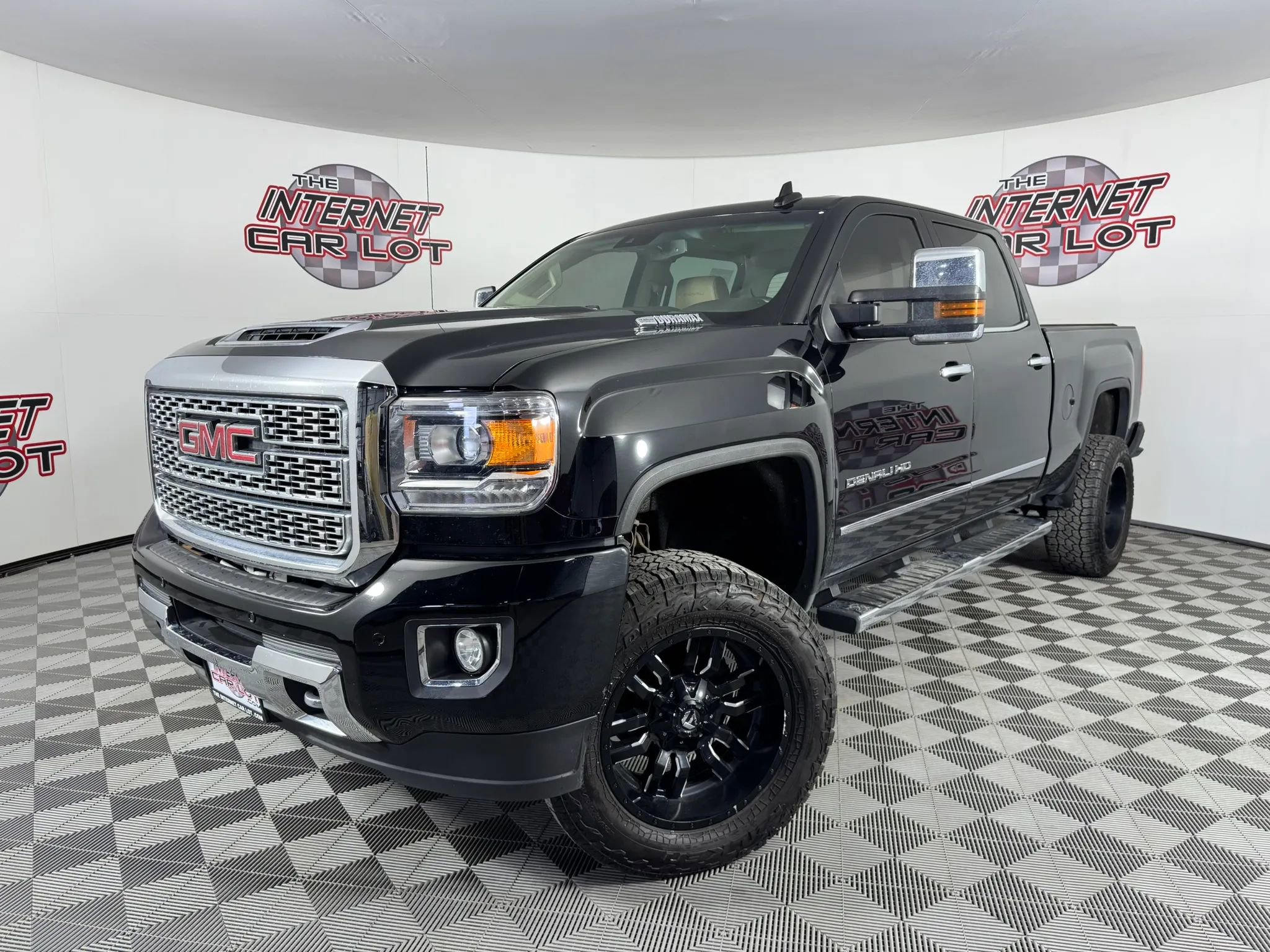 Used 2019 GMC Sierra 2500 Denali w/ Duramax Plus Package AWD/4WD image 1
