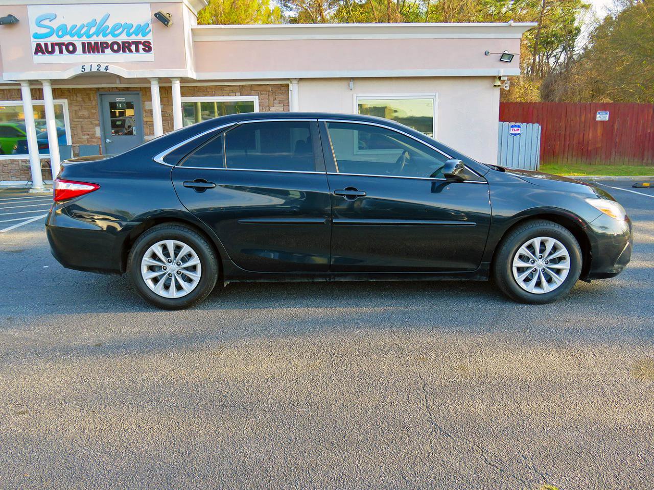 Used 2015 Toyota Camry LE image 6