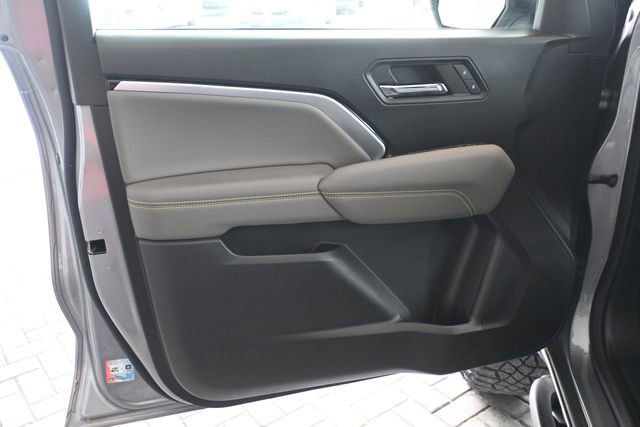 Used 2024 Chevrolet Colorado ZR2 w/ Technology Package image 10