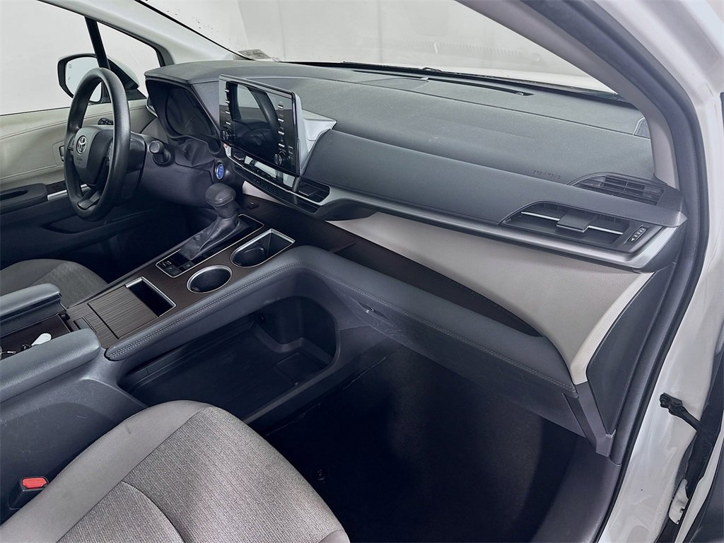 Used 2024 Toyota Sienna LE image 31