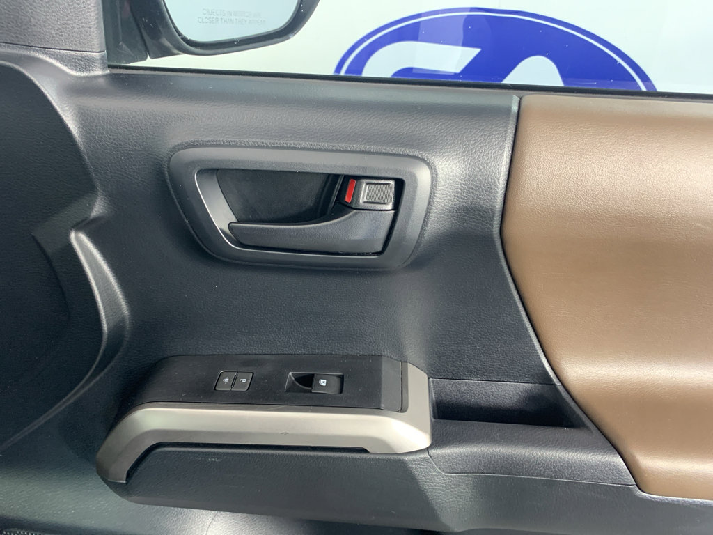 Used 2016 Toyota Tacoma Limited w/ Towing Package AWD/4WD image 39