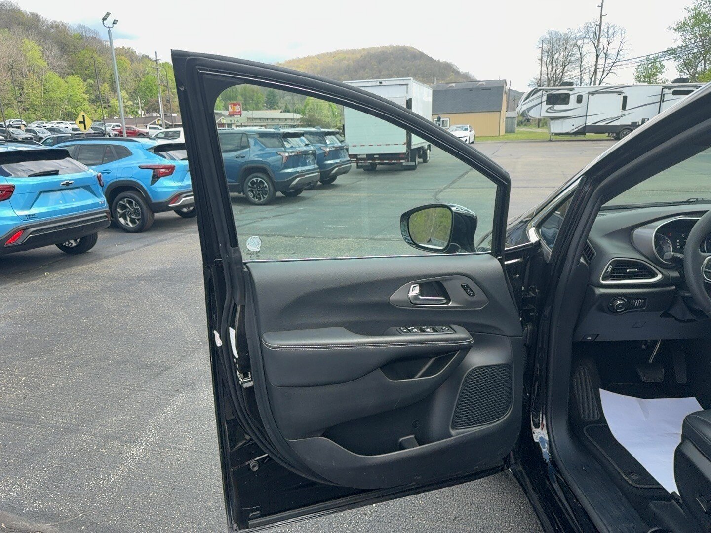 Used 2025 Chrysler Pacifica Select FWD image 15