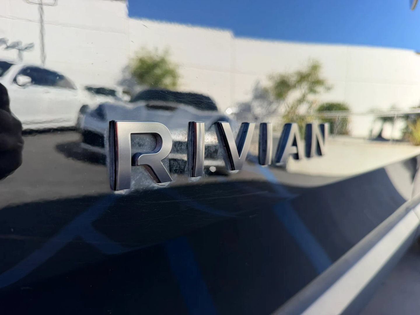 Used 2025 Rivian R1S Adventure Dual AWD/4WD image 12