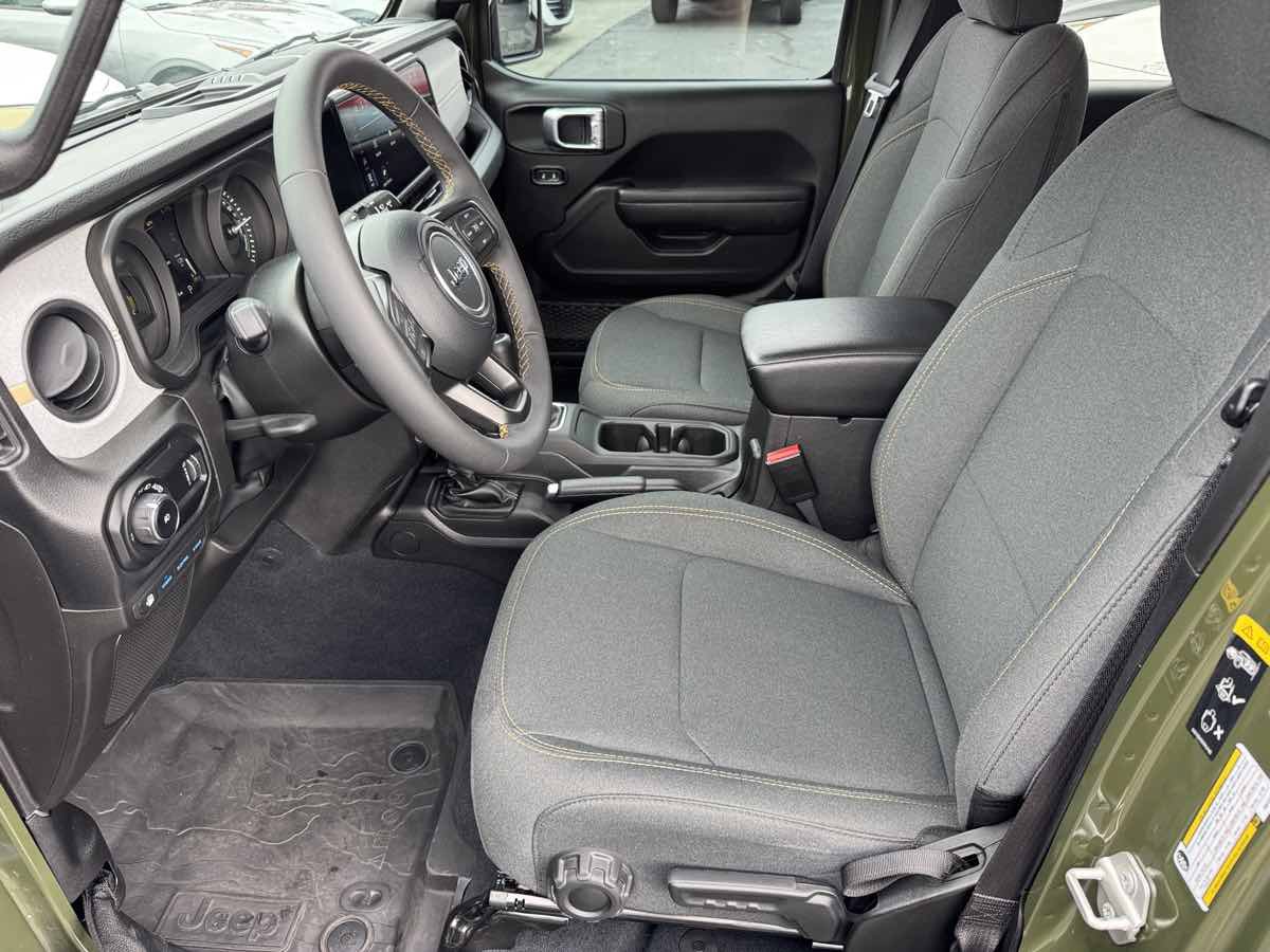 Used 2024 Jeep Wrangler Unlimited AWD/4WD image 30