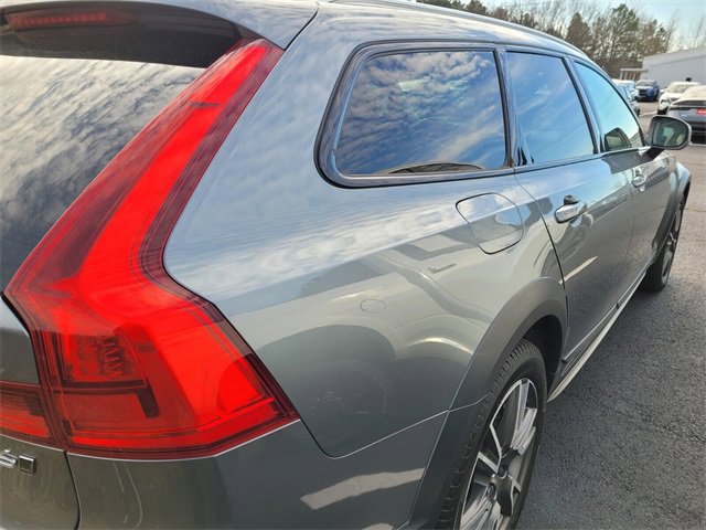 Used 2017 Volvo V90 T6 Cross Country image 9
