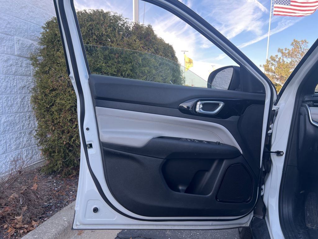 Used 2025 Jeep Compass Limited image 8