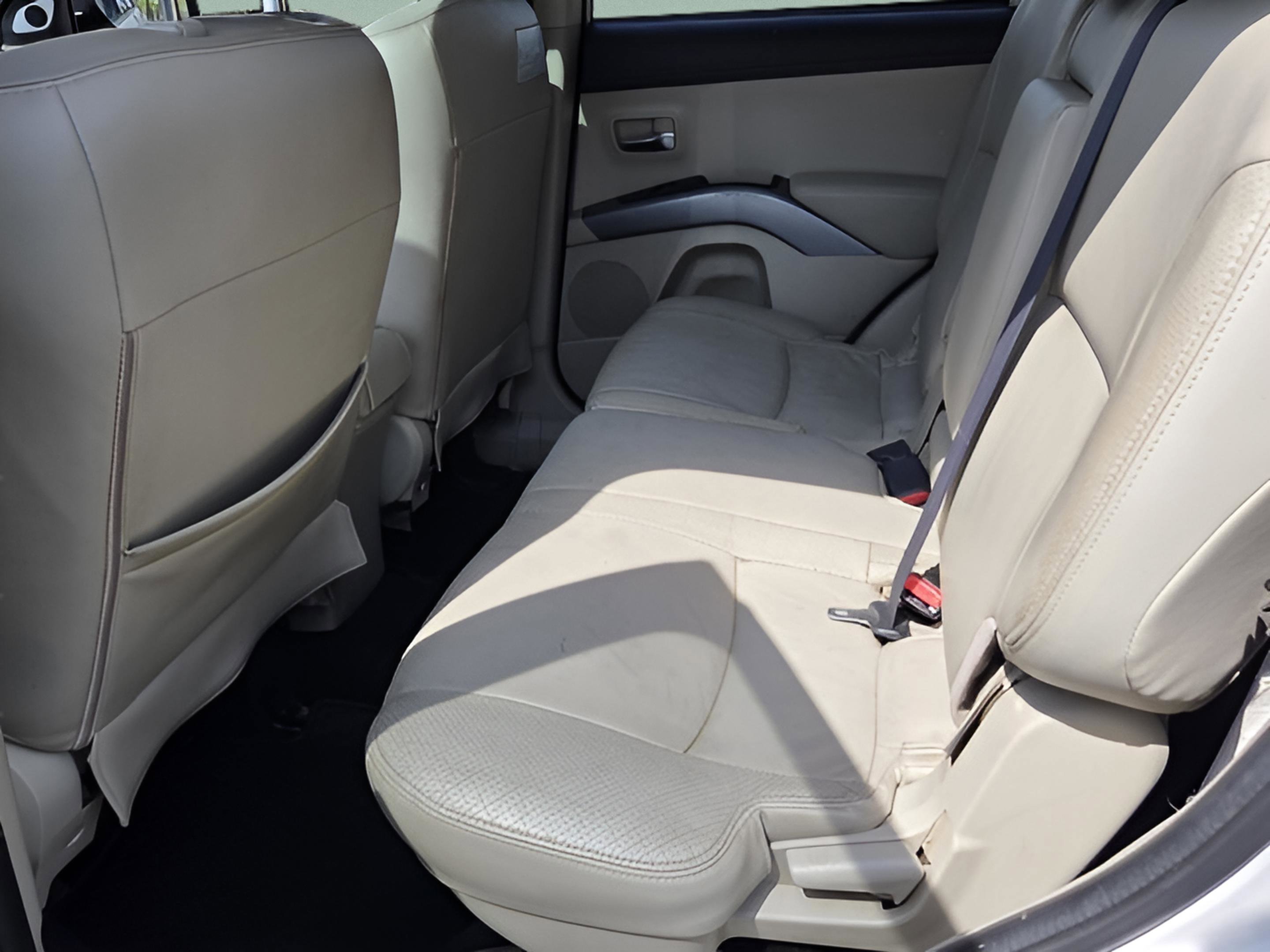 Used 2010 Mitsubishi Outlander XLS image 7