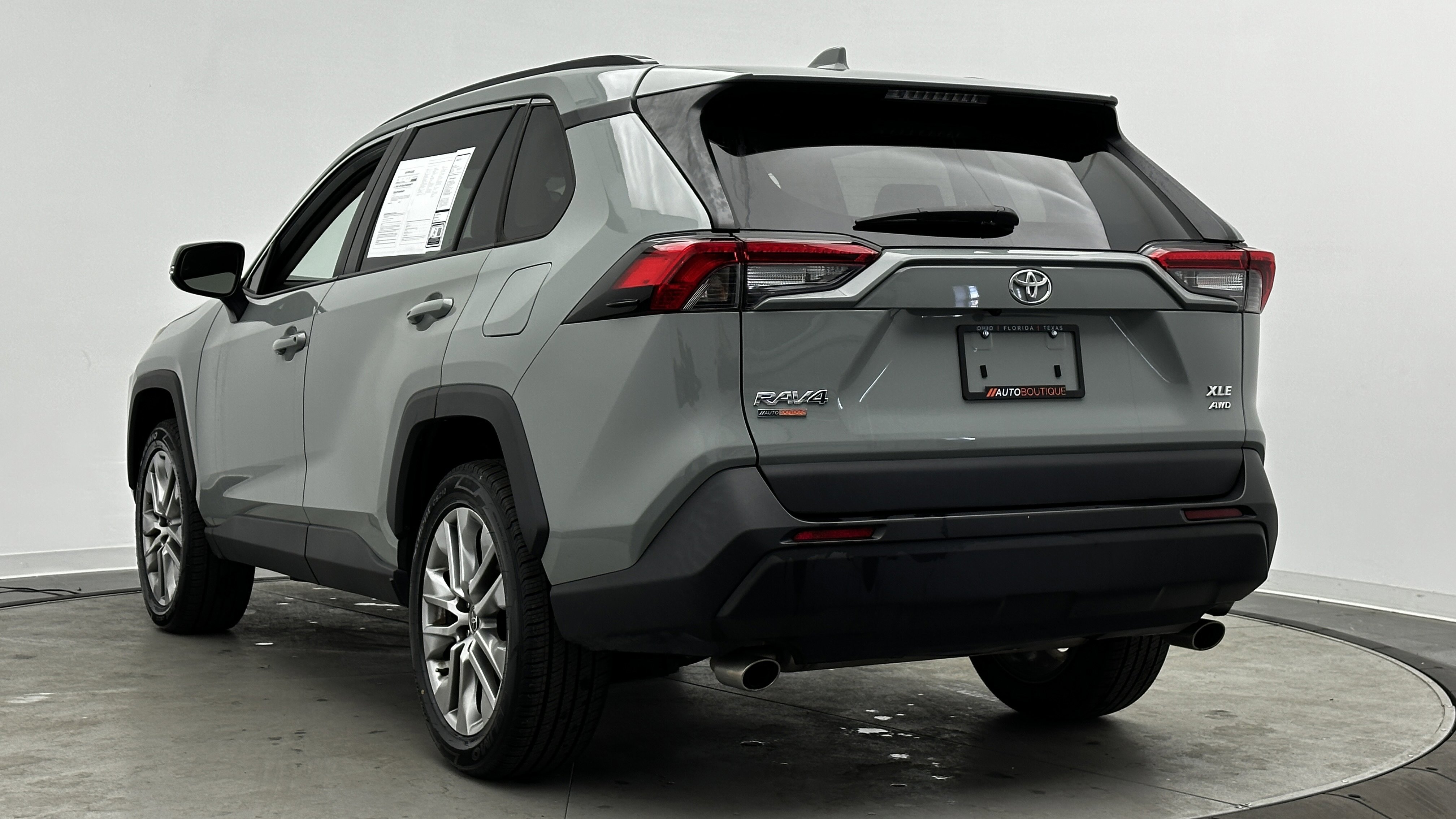 Used 2022 Toyota RAV4 XLE Premium image 6