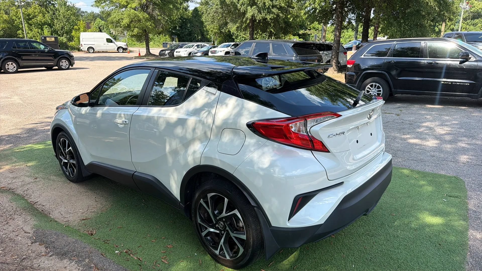Used 2020 Toyota C-HR XLE FWD image 4