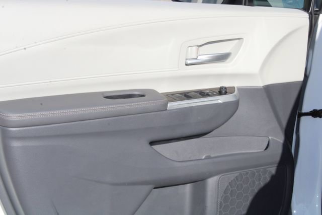 Used 2023 Toyota Sienna XLE w/ XLE Plus Package FWD image 9