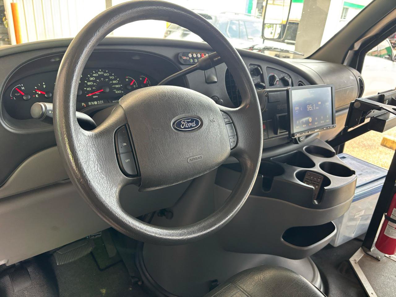 Used 2006 Ford E-350 and Econoline 350 Super Duty RWD image 12