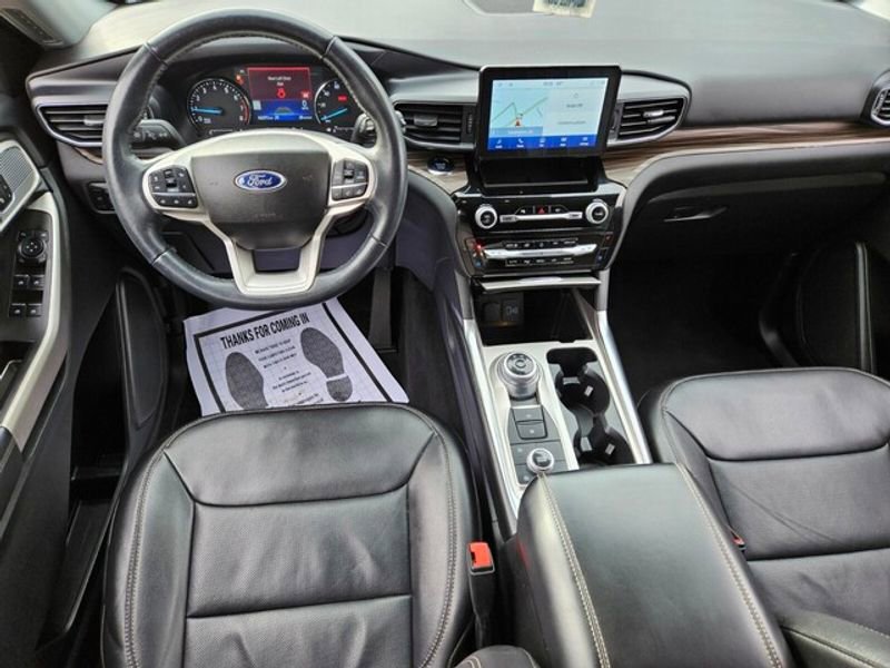 Used 2023 Ford Explorer Limited w/ Equipment Group 301A AWD/4WD image 8