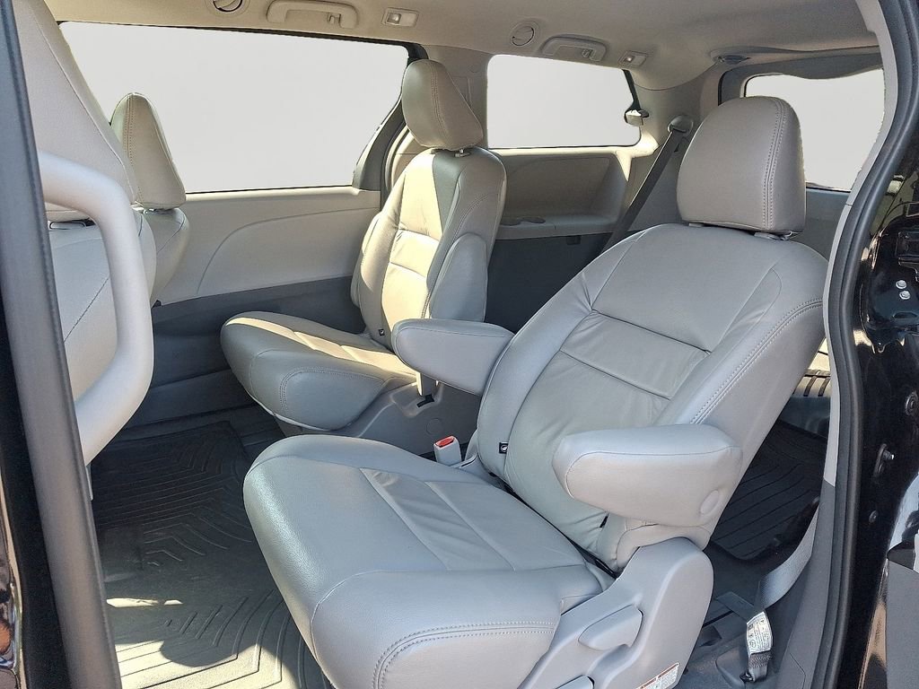 Used 2020 Toyota Sienna L image 10