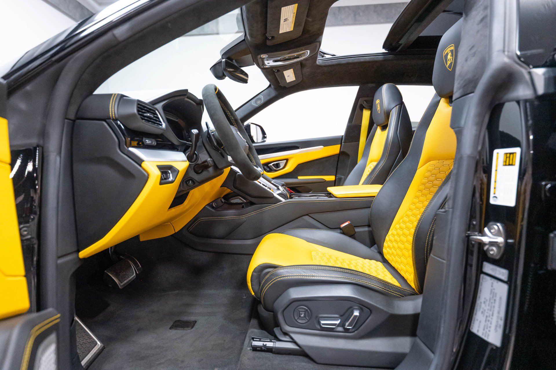Used 2019 Lamborghini Urus AWD/4WD image 10