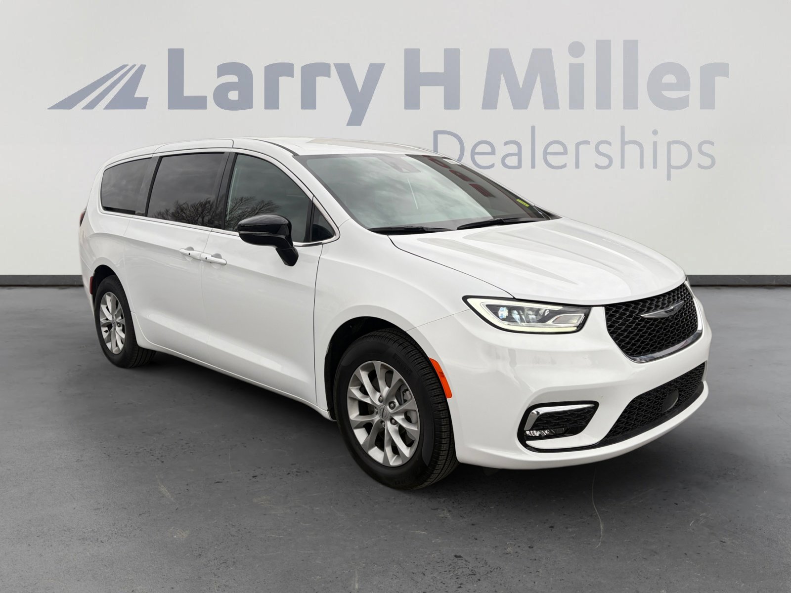 Used 2025 Chrysler Pacifica Select image 7