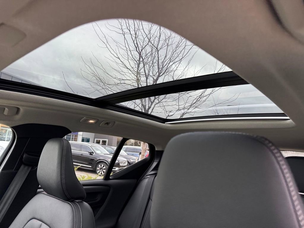 Certified 2025 Volvo XC40 B5 Ultra w/ Climate Package image 7