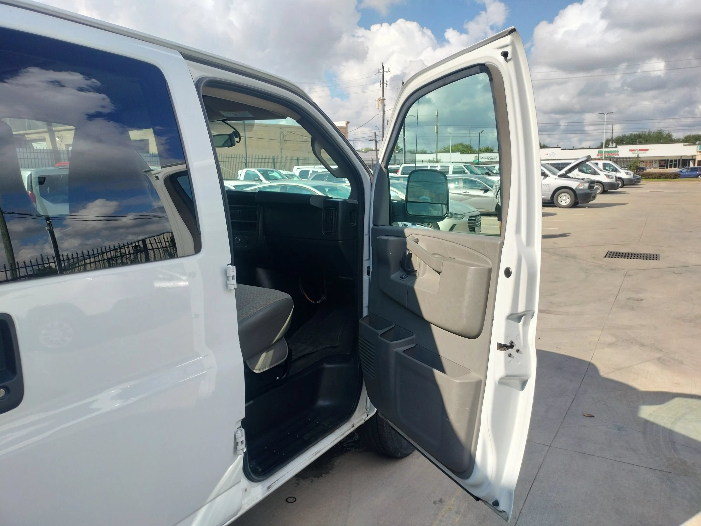 Used 2019 Chevrolet Express 2500 LS w/ Driver Convenience Package RWD image 28