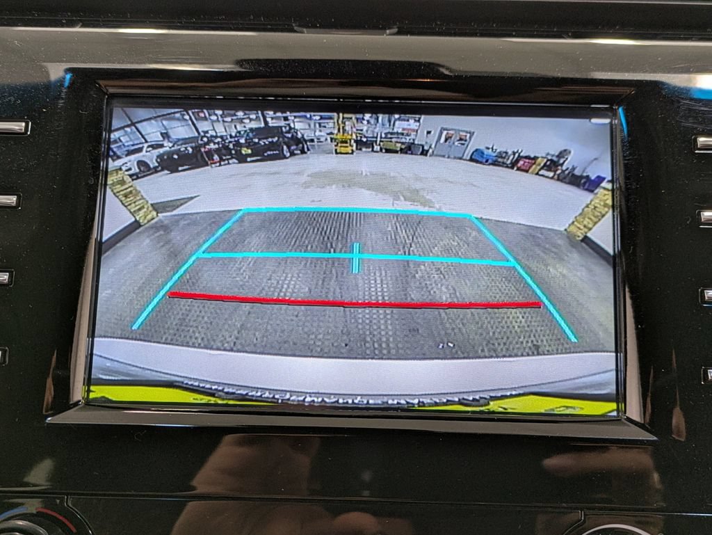 Used 2018 Toyota Camry SE FWD image 13