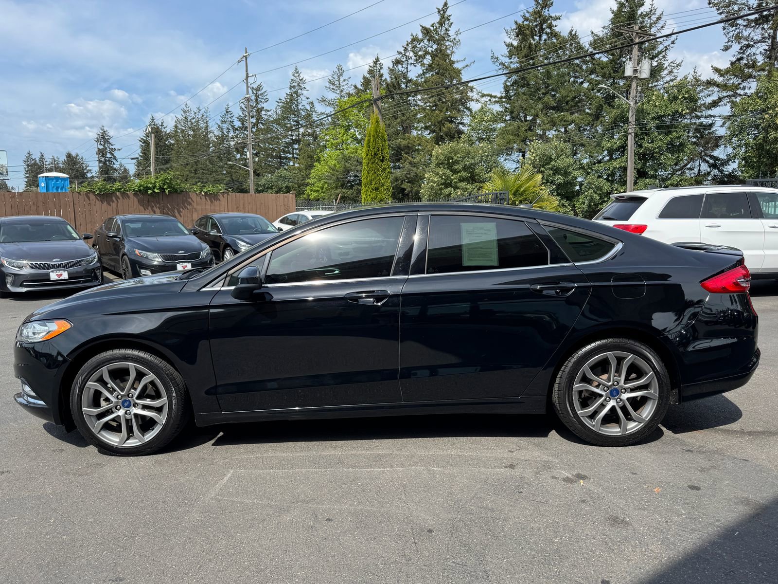 Used 2017 Ford Fusion SE w/ Equipment Group 201A FWD image 4