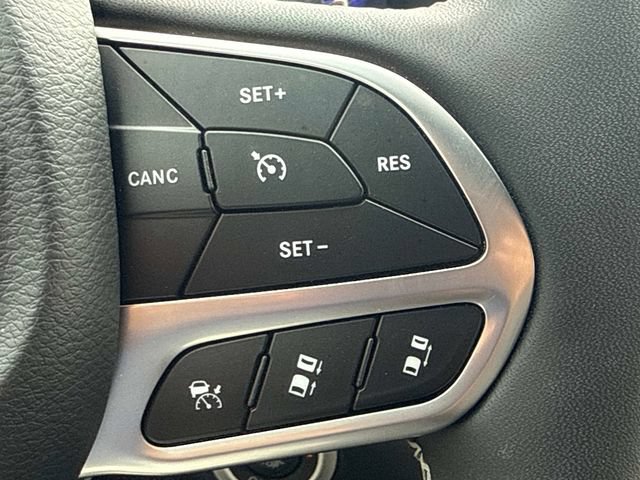 Used 2025 Chrysler Pacifica Select AWD/4WD image 26