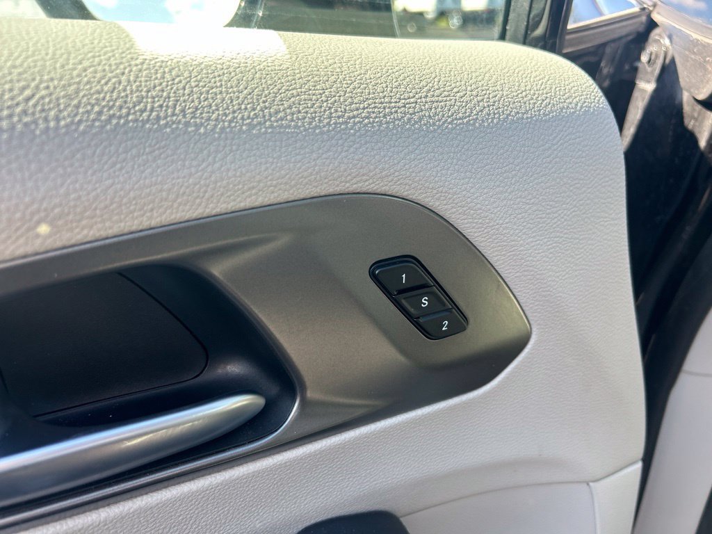 Used 2024 Chrysler Pacifica Touring-L FWD image 11