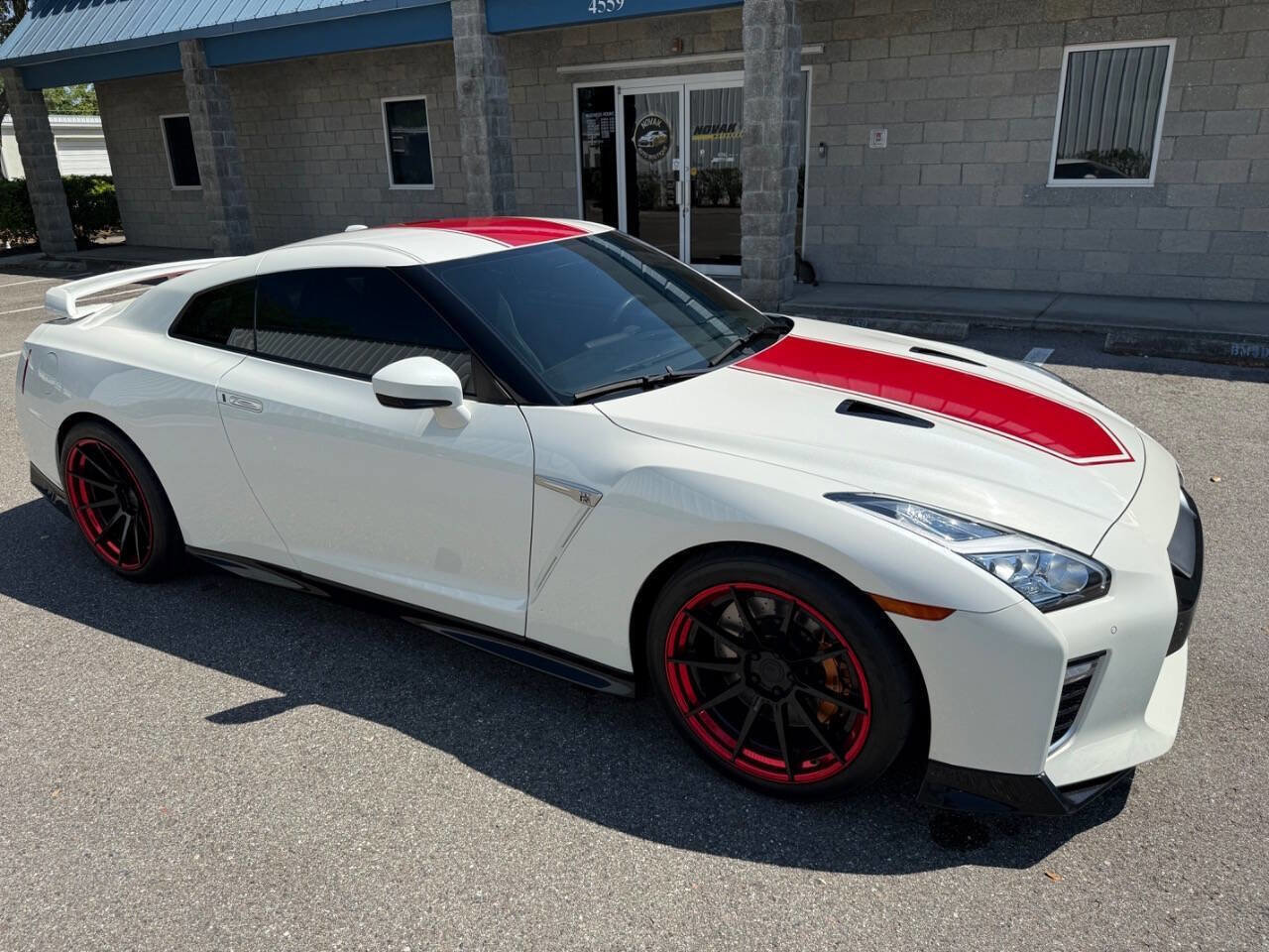 Used 2020 Nissan GT-R Premium image 12