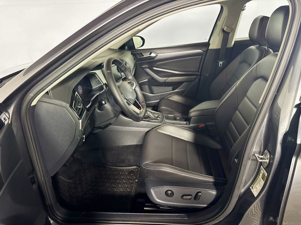 Certified 2022 Volkswagen Jetta SE w/ Panoramic Sunroof Package image 11
