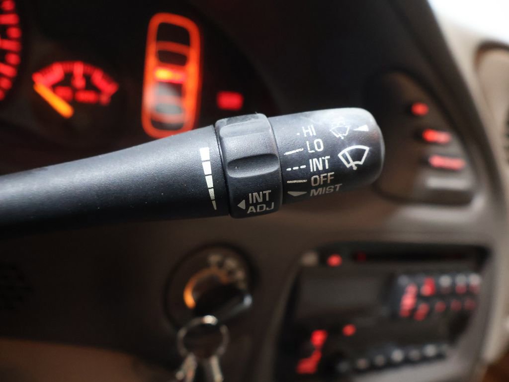 Used 2005 Pontiac Bonneville SE image 30